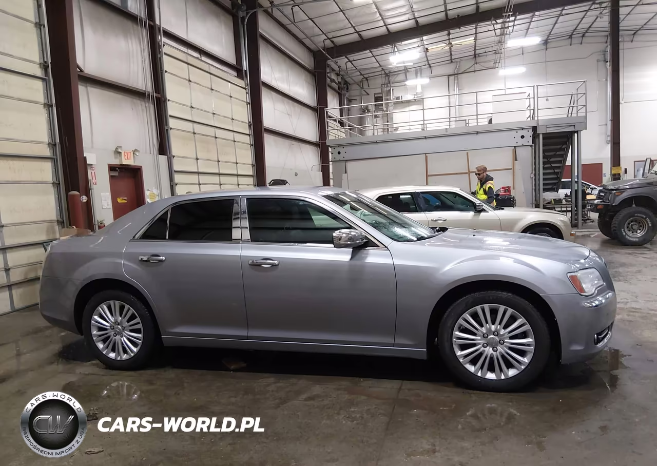 2014 Chrysler 300 VIN:2C3CCARG4EH352726 - 13