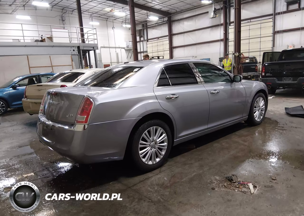 2014 Chrysler 300 VIN:2C3CCARG4EH352726 - 4