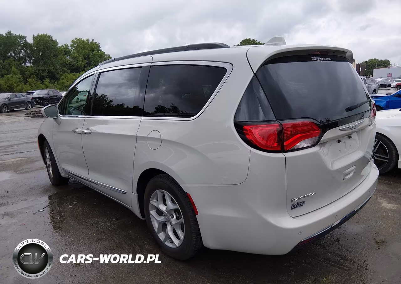 2017 Chrysler Pacifica Touring-L VIN:2C4RC1BG6HR587479 - 3
