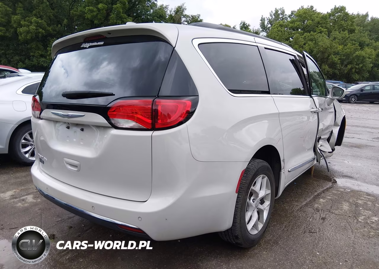 2017 Chrysler Pacifica Touring-L VIN:2C4RC1BG6HR587479 - 4