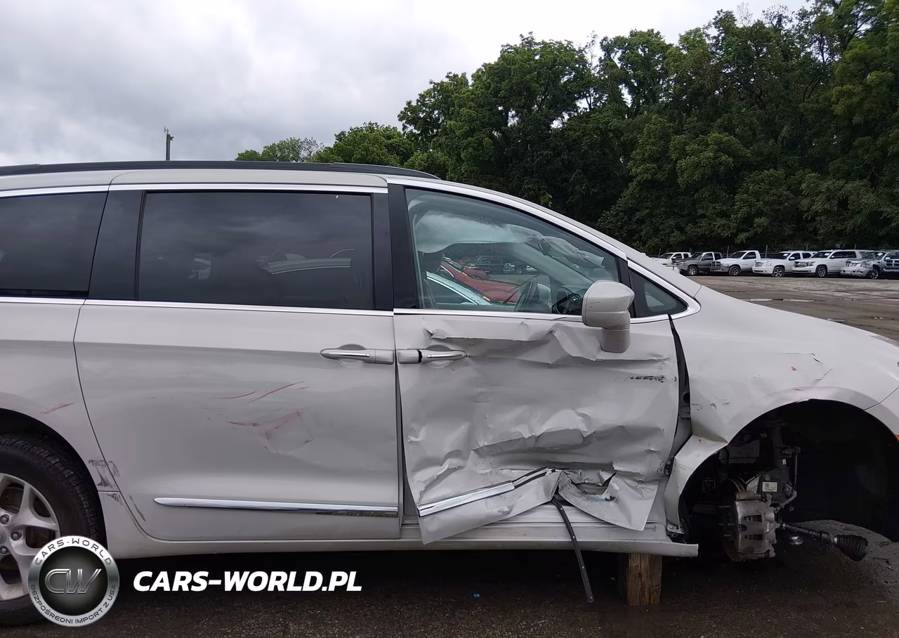 2017 Chrysler Pacifica Touring-L VIN:2C4RC1BG6HR587479 - 6