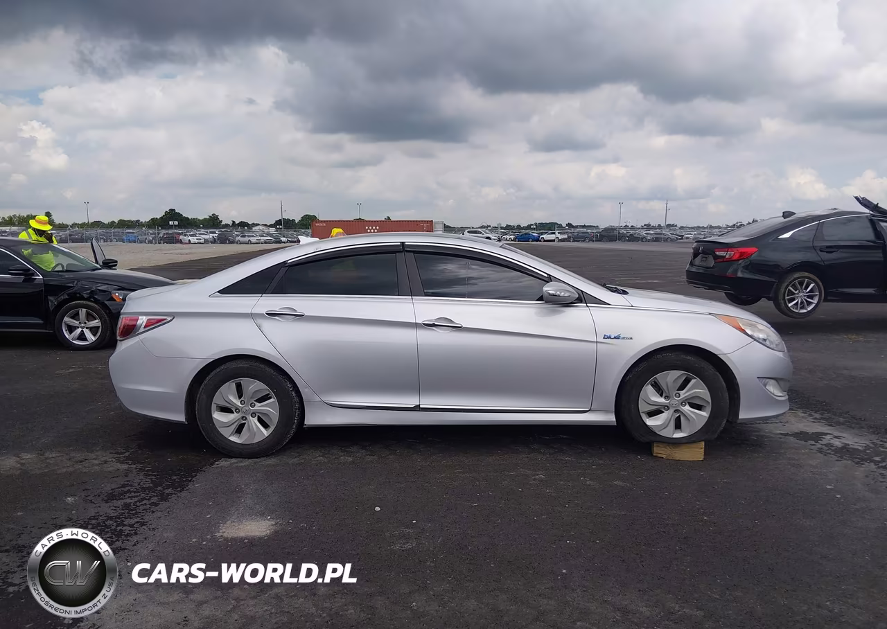 2015 Hyundai Sonata Hybrid VIN:KMHEC4A45FA126861 - 13