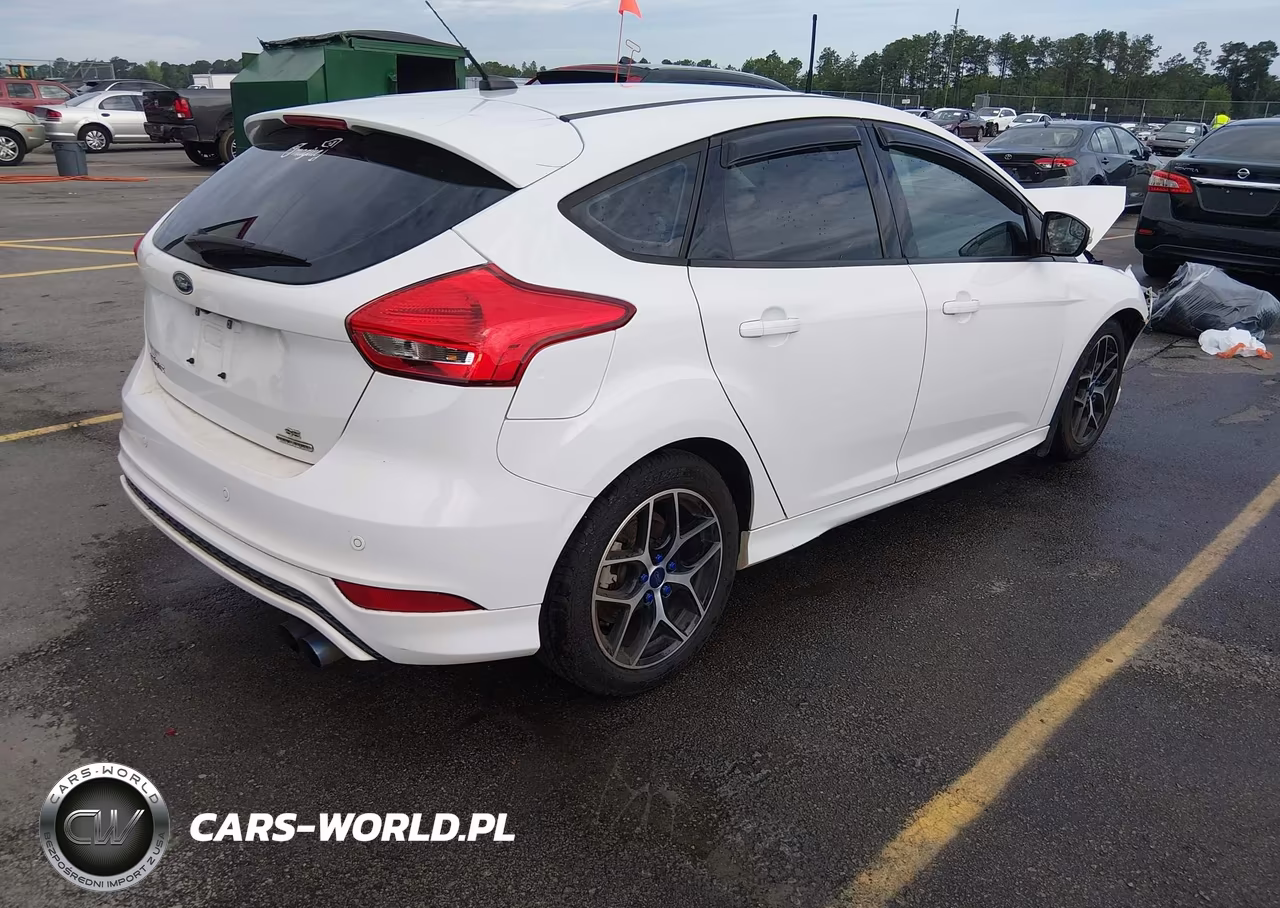 2015 Ford Focus Se VIN:1FADP3K22FL354046 - 4