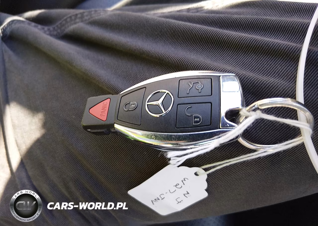 2018 Mercedes-Benz C 300 4Matic VIN:55SWF4KB8JU260890 - 11