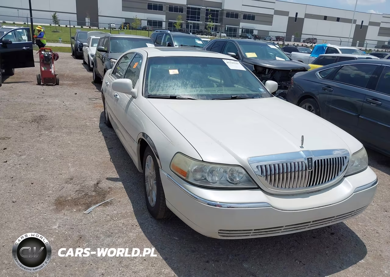 2005 Lincoln Town Car Signature Limited