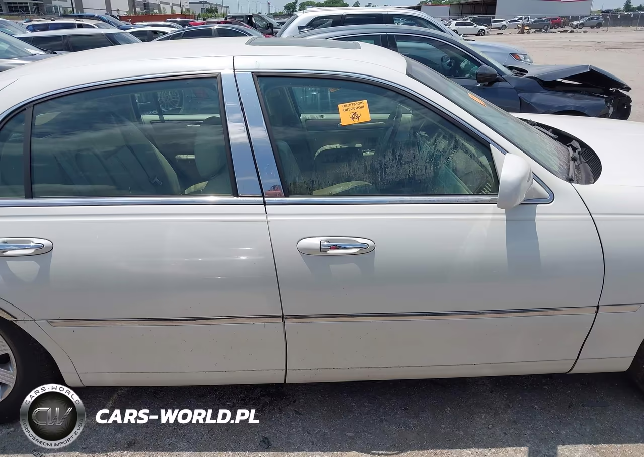2005 Lincoln Town Car Signature Limited VIN:1LNHM82W35Y615590 - 13