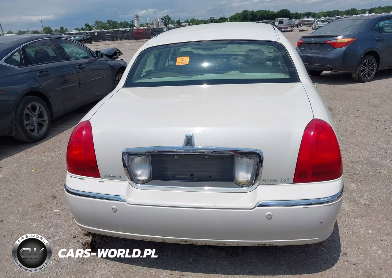 2005 Lincoln Town Car Signature Limited VIN:1LNHM82W35Y615590 - 16