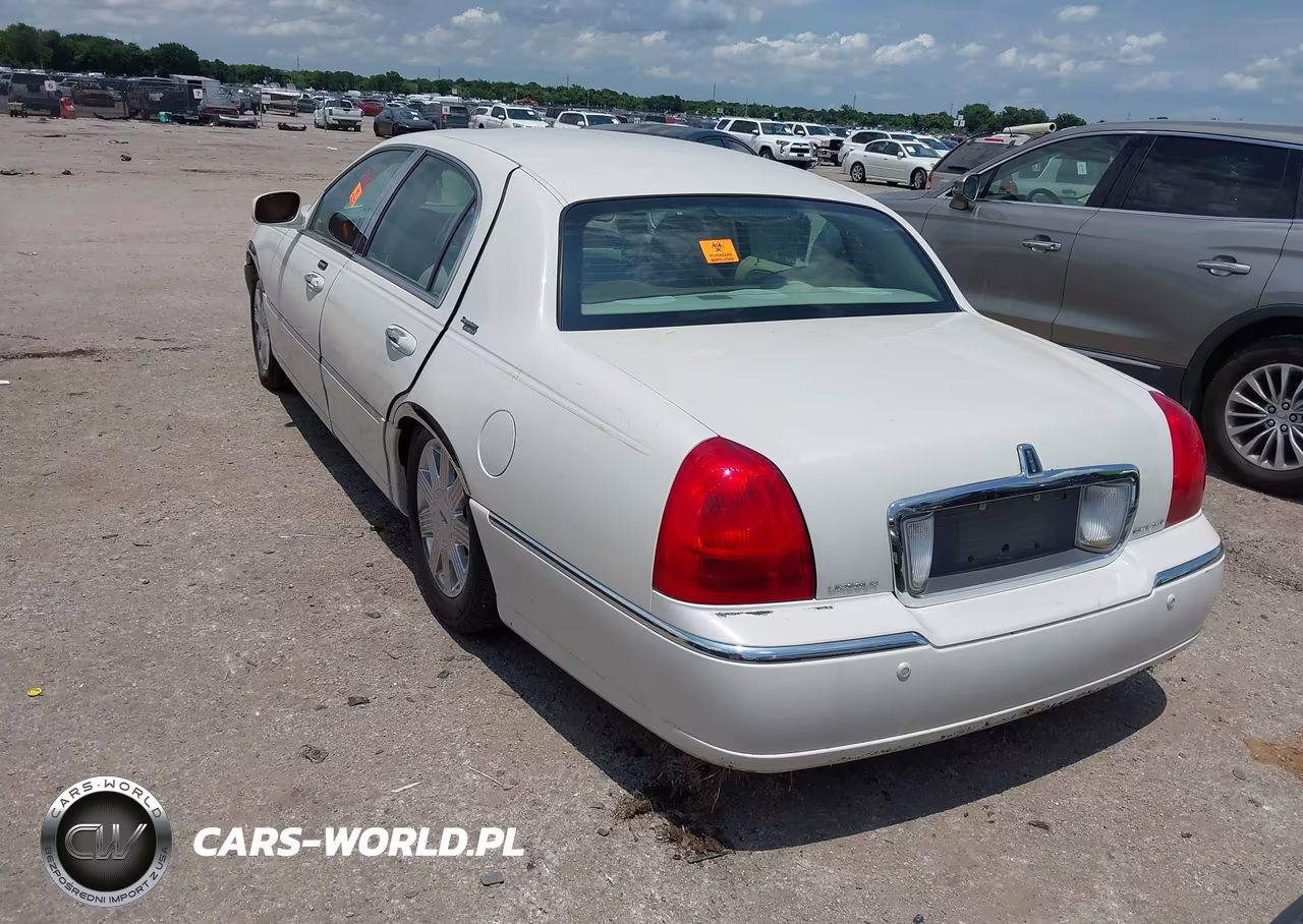 2005 Lincoln Town Car Signature Limited VIN:1LNHM82W35Y615590 - 3