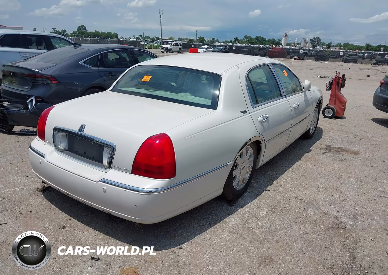 2005 Lincoln Town Car Signature Limited VIN:1LNHM82W35Y615590 - 4