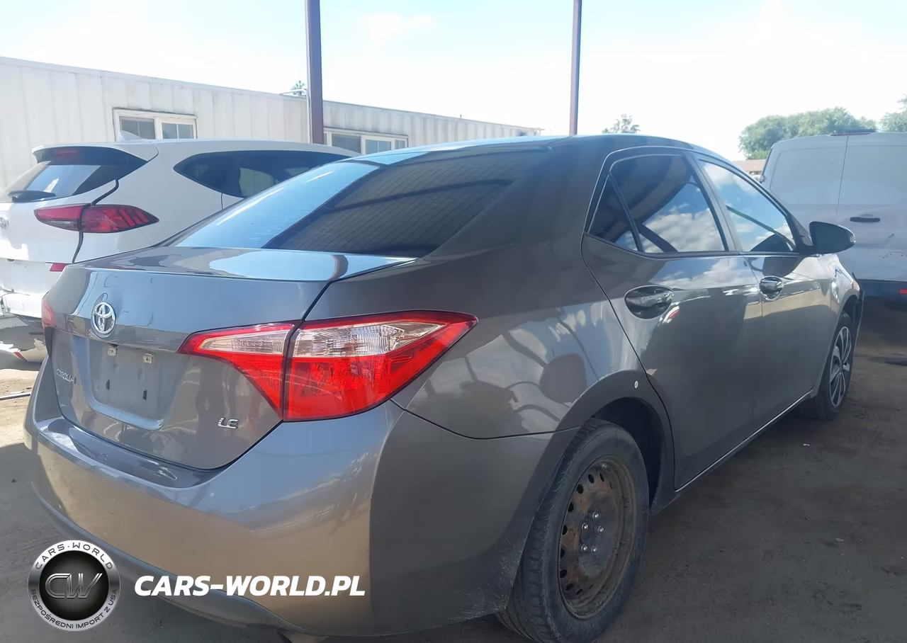 2018 Toyota Corolla Le VIN:5YFBURHE0JP755545 - 4
