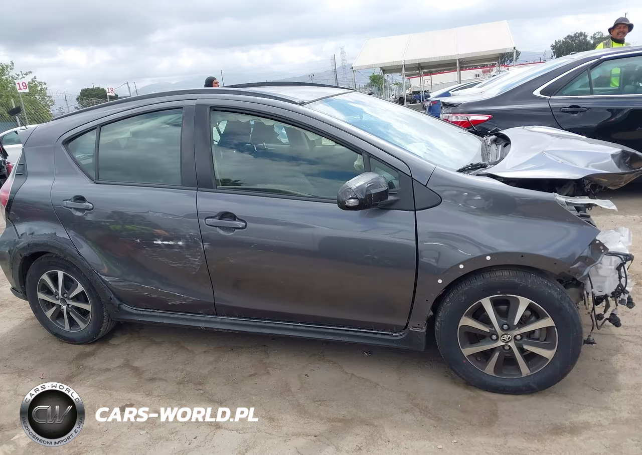 2018 Toyota Prius C Two VIN:JTDKDTB36J1600748 - 13
