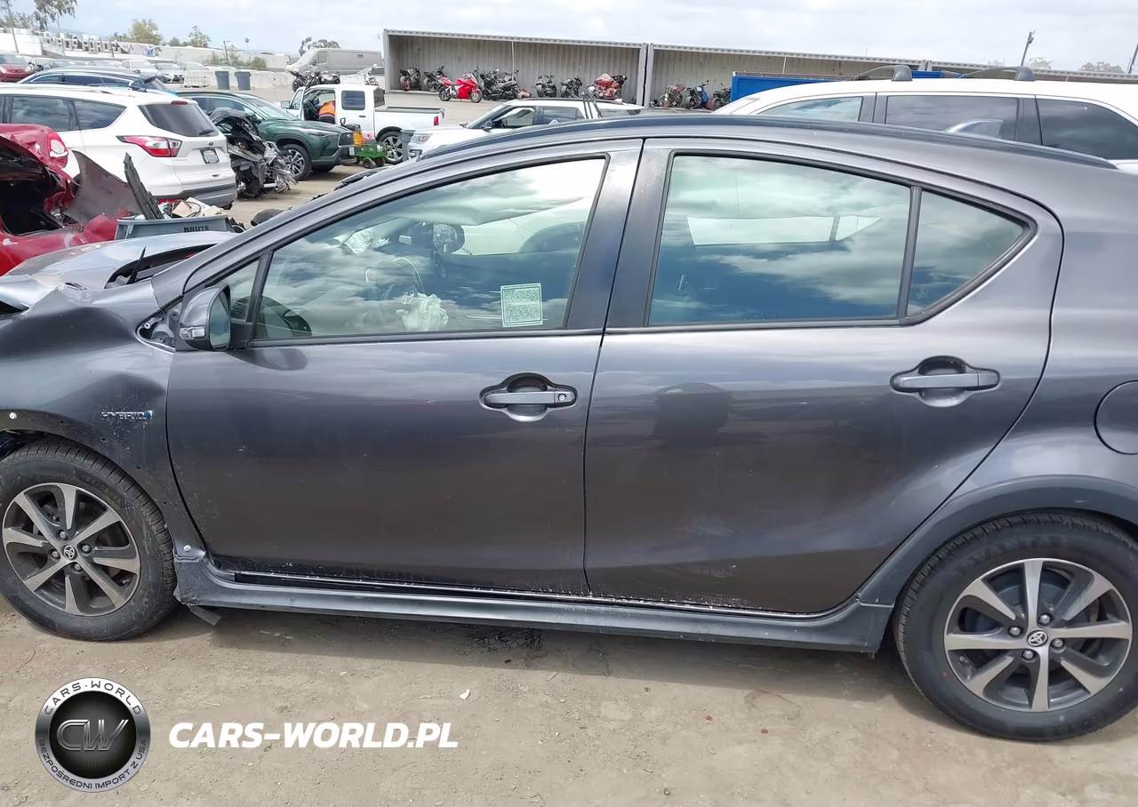 2018 Toyota Prius C Two VIN:JTDKDTB36J1600748 - 14