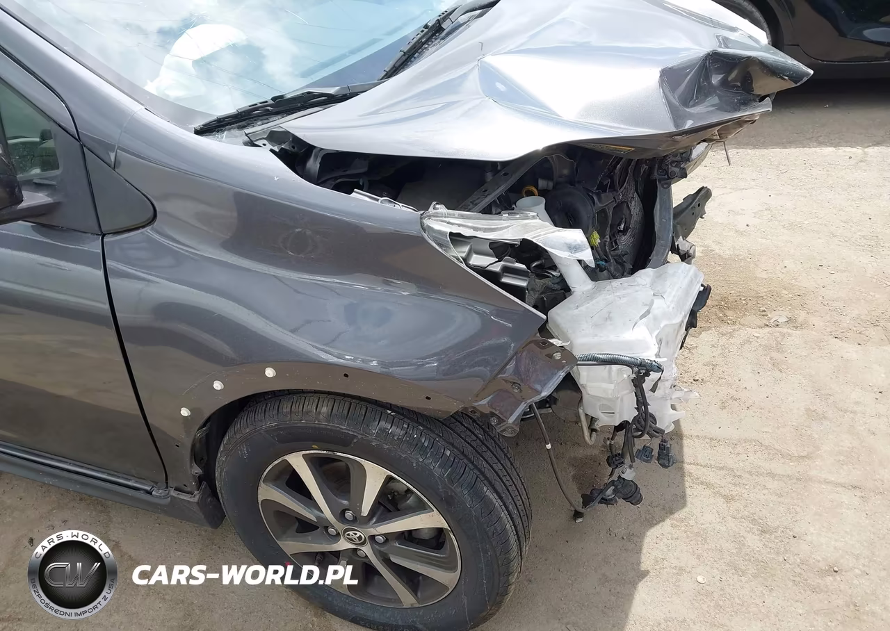 2018 Toyota Prius C Two VIN:JTDKDTB36J1600748 - 17
