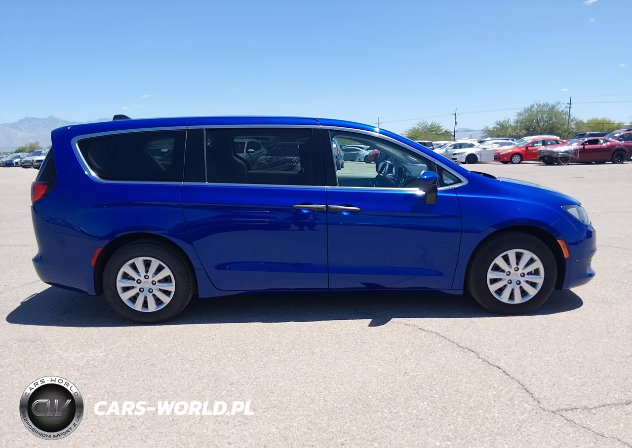 2021 Chrysler Voyager L VIN:2C4RC1AG6MR558396 - 13