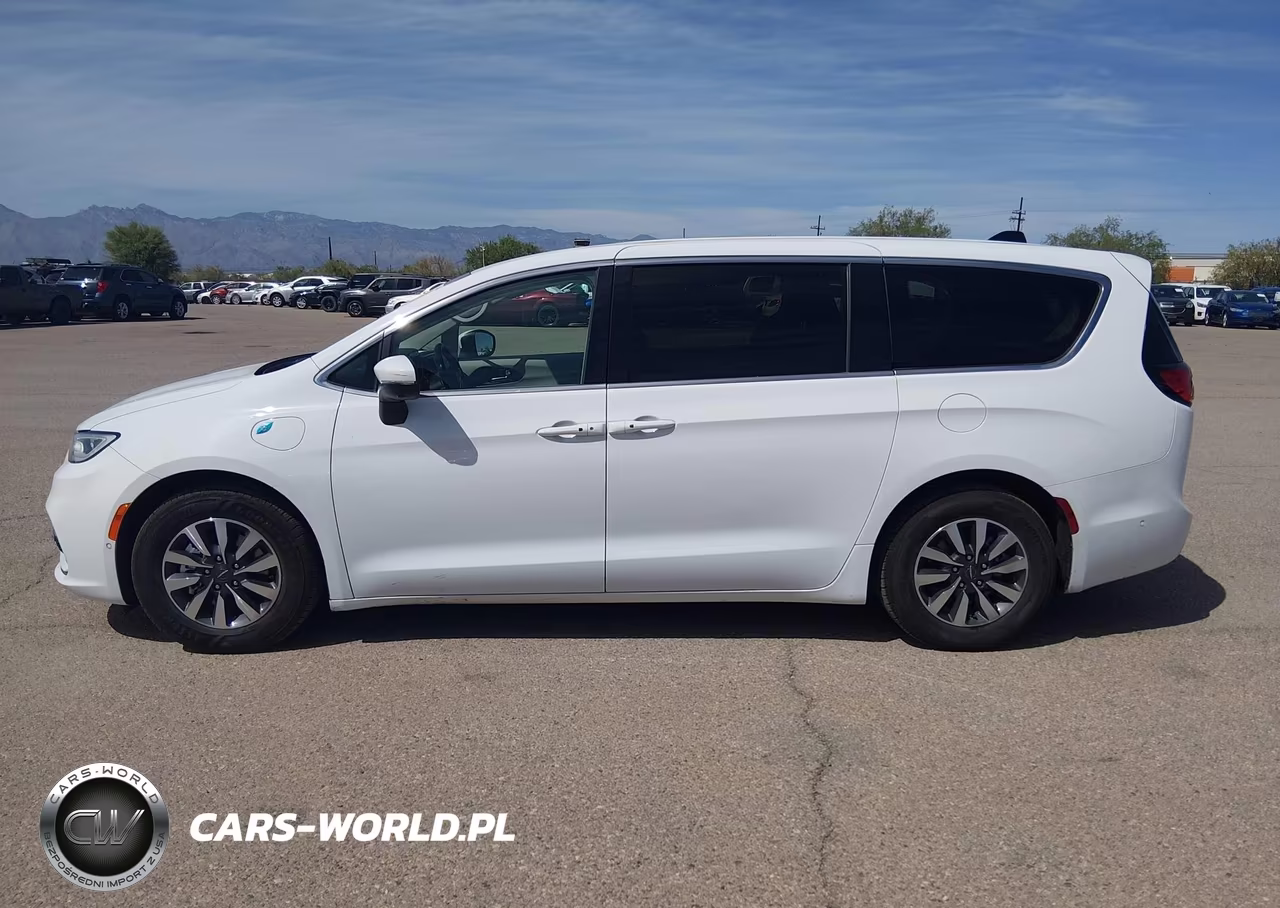2023 Chrysler Pacifica Hybrid Touring L VIN:2C4RC1L75PR572761 - 14