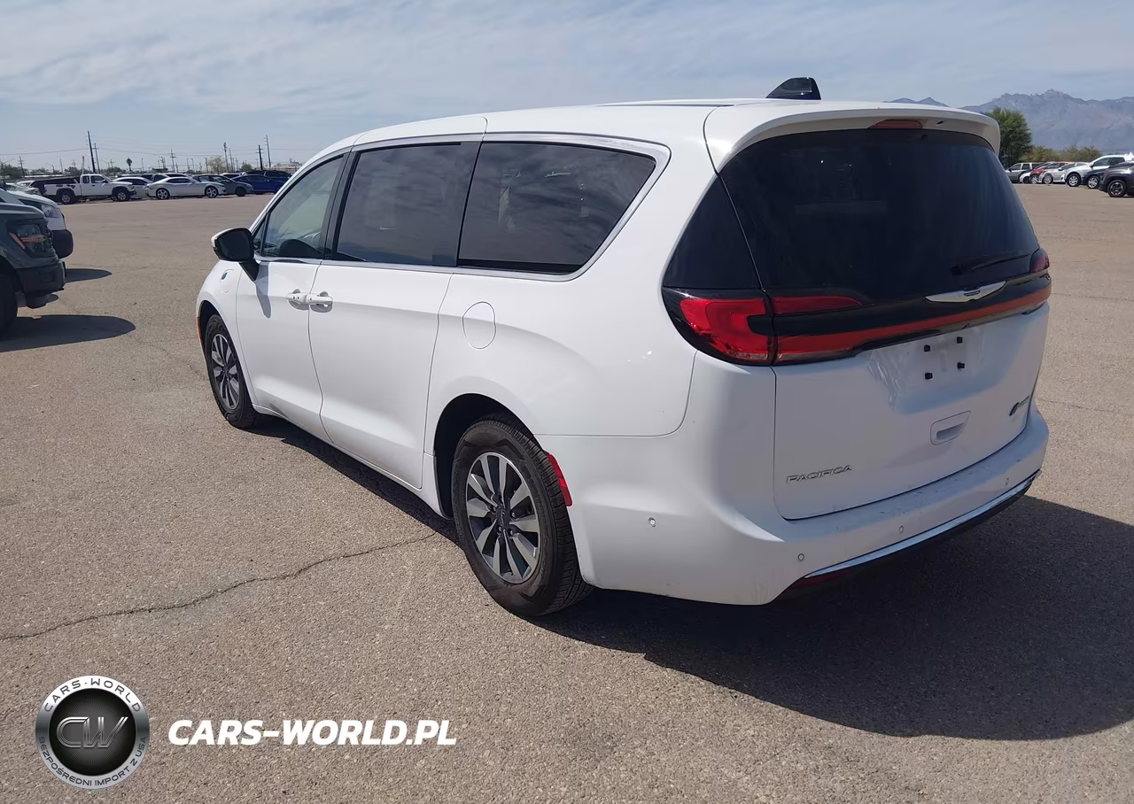 2023 Chrysler Pacifica Hybrid Touring L VIN:2C4RC1L75PR572761 - 3