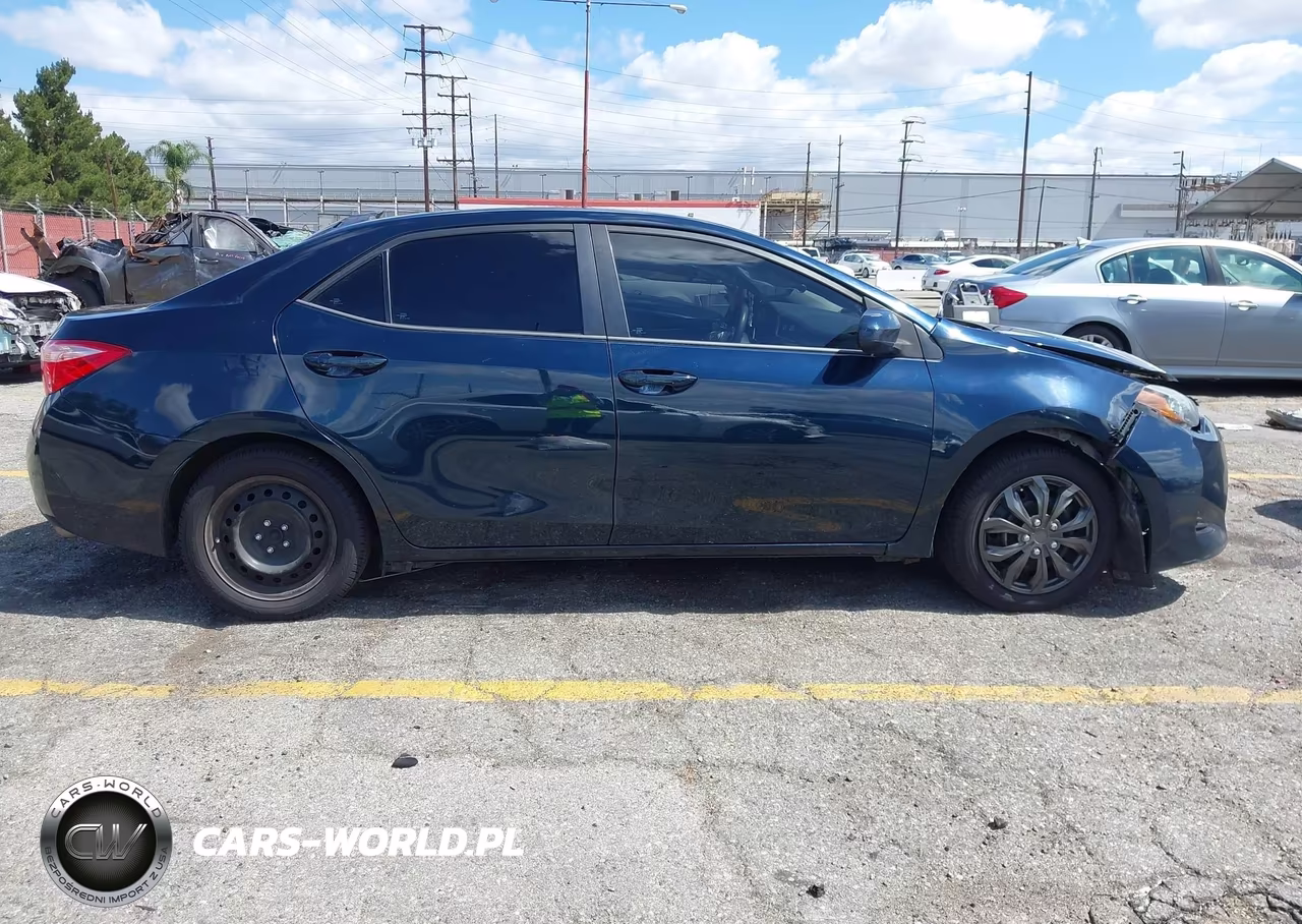 2018 Toyota Corolla Le VIN:5YFBURHE6JP808667 - 14