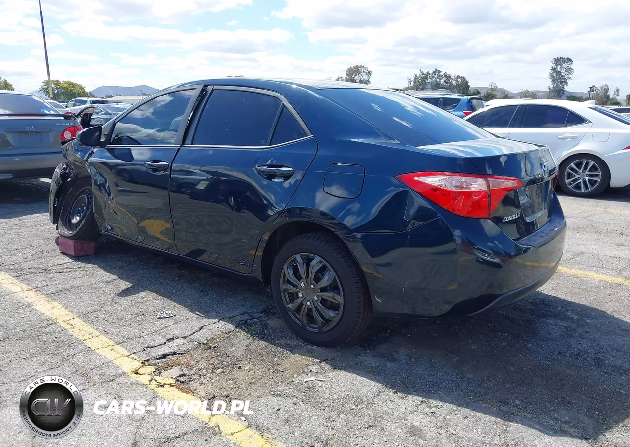 2018 Toyota Corolla Le VIN:5YFBURHE6JP808667 - 3