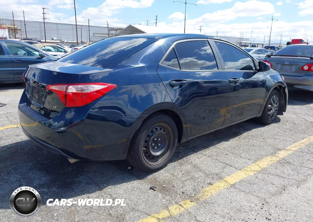 2018 Toyota Corolla Le VIN:5YFBURHE6JP808667 - 4