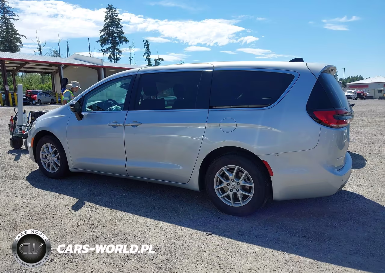 2024 Chrysler Pacifica Touring L VIN:2C4RC1BG4RR132972 - 15