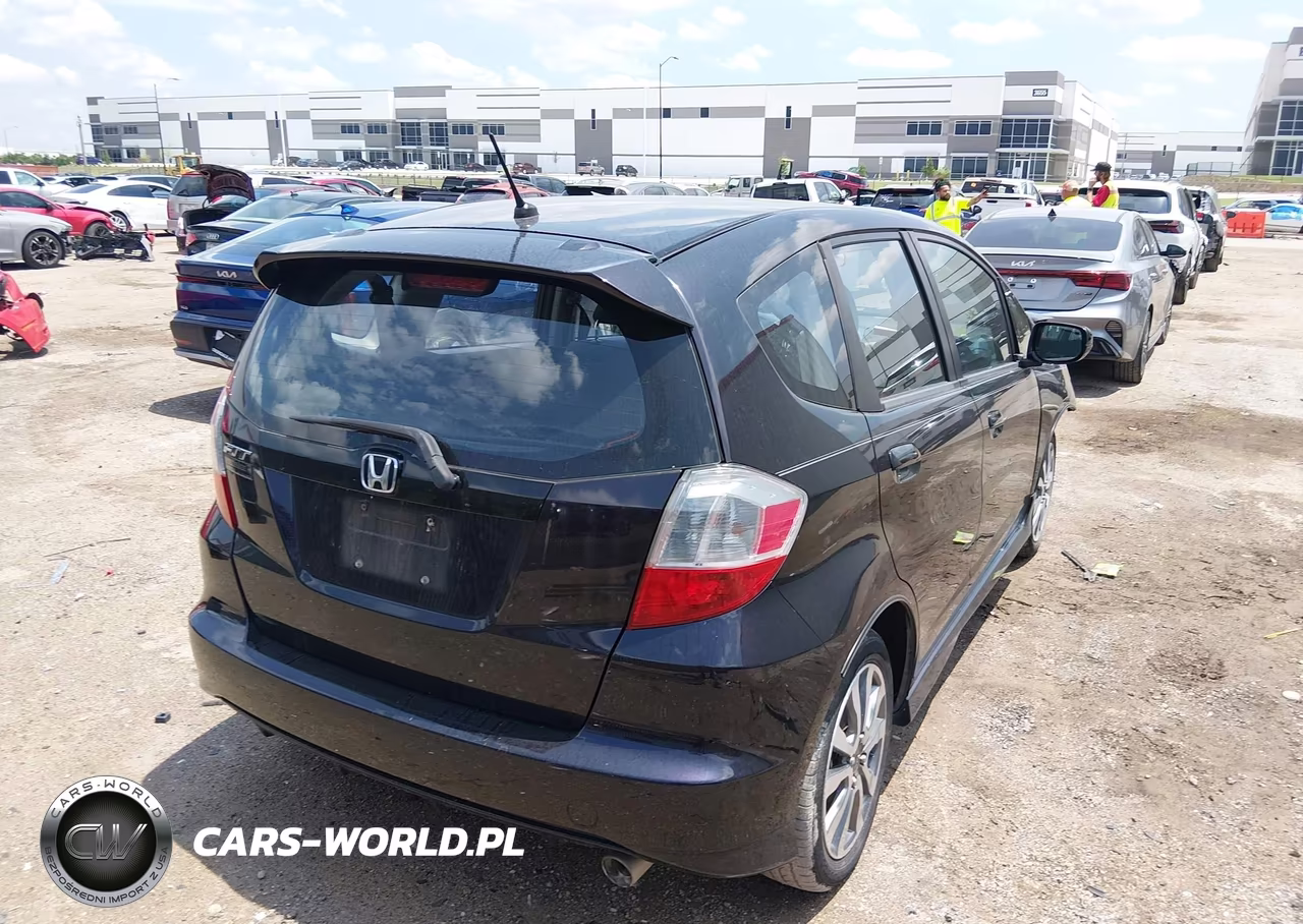 2013 Honda Fit Sport VIN:JHMGE8H65DC064481 - 4