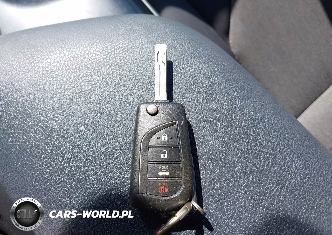 2018 Toyota Camry Le VIN:4T1B11HK2JU624339 - 11