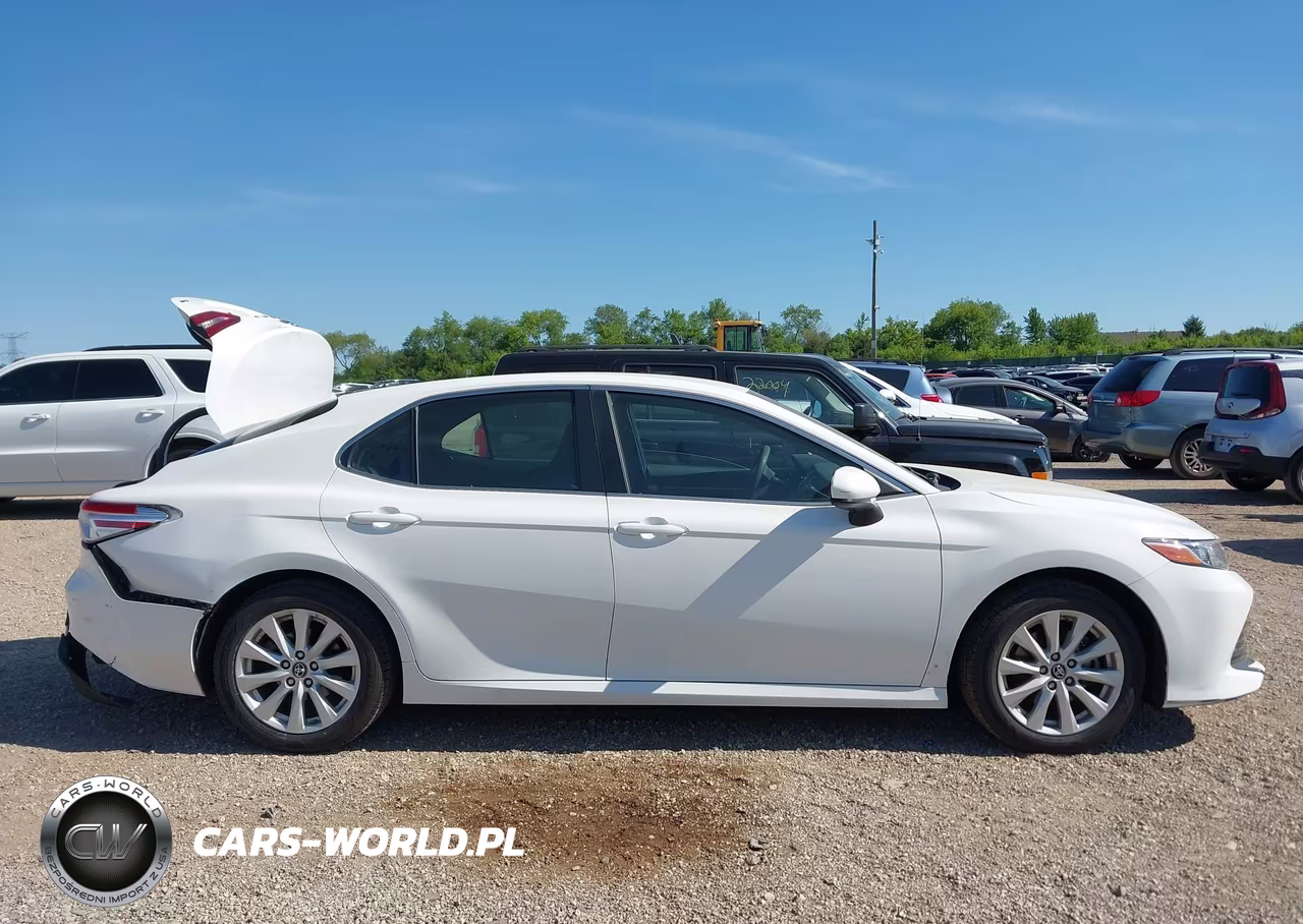 2018 Toyota Camry Le VIN:4T1B11HK2JU624339 - 13