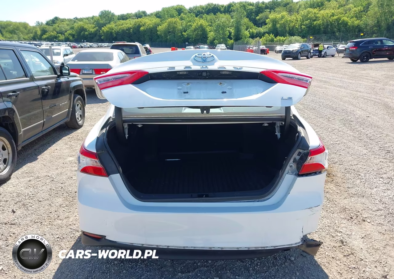 2018 Toyota Camry Le VIN:4T1B11HK2JU624339 - 16