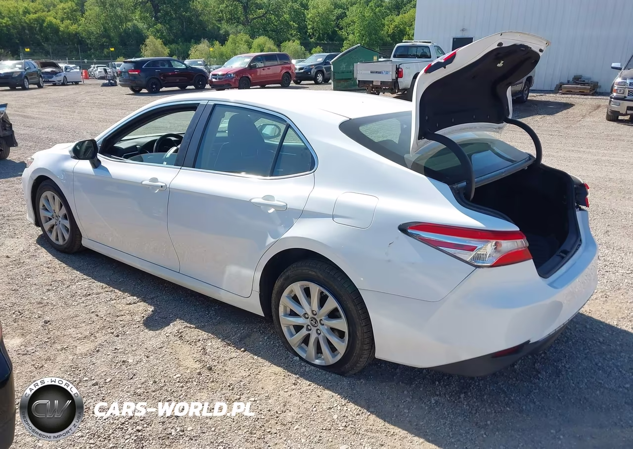 2018 Toyota Camry Le VIN:4T1B11HK2JU624339 - 3