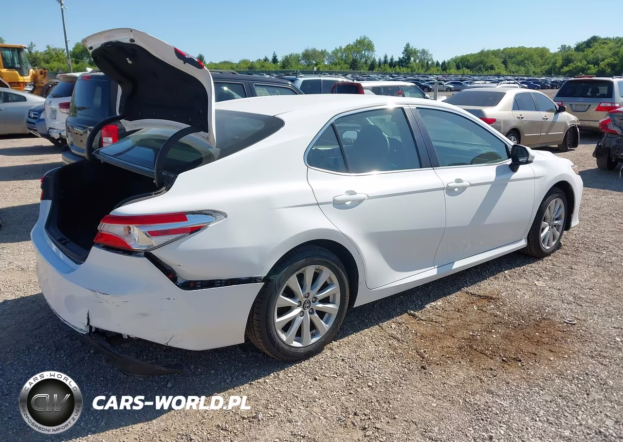 2018 Toyota Camry Le VIN:4T1B11HK2JU624339 - 4