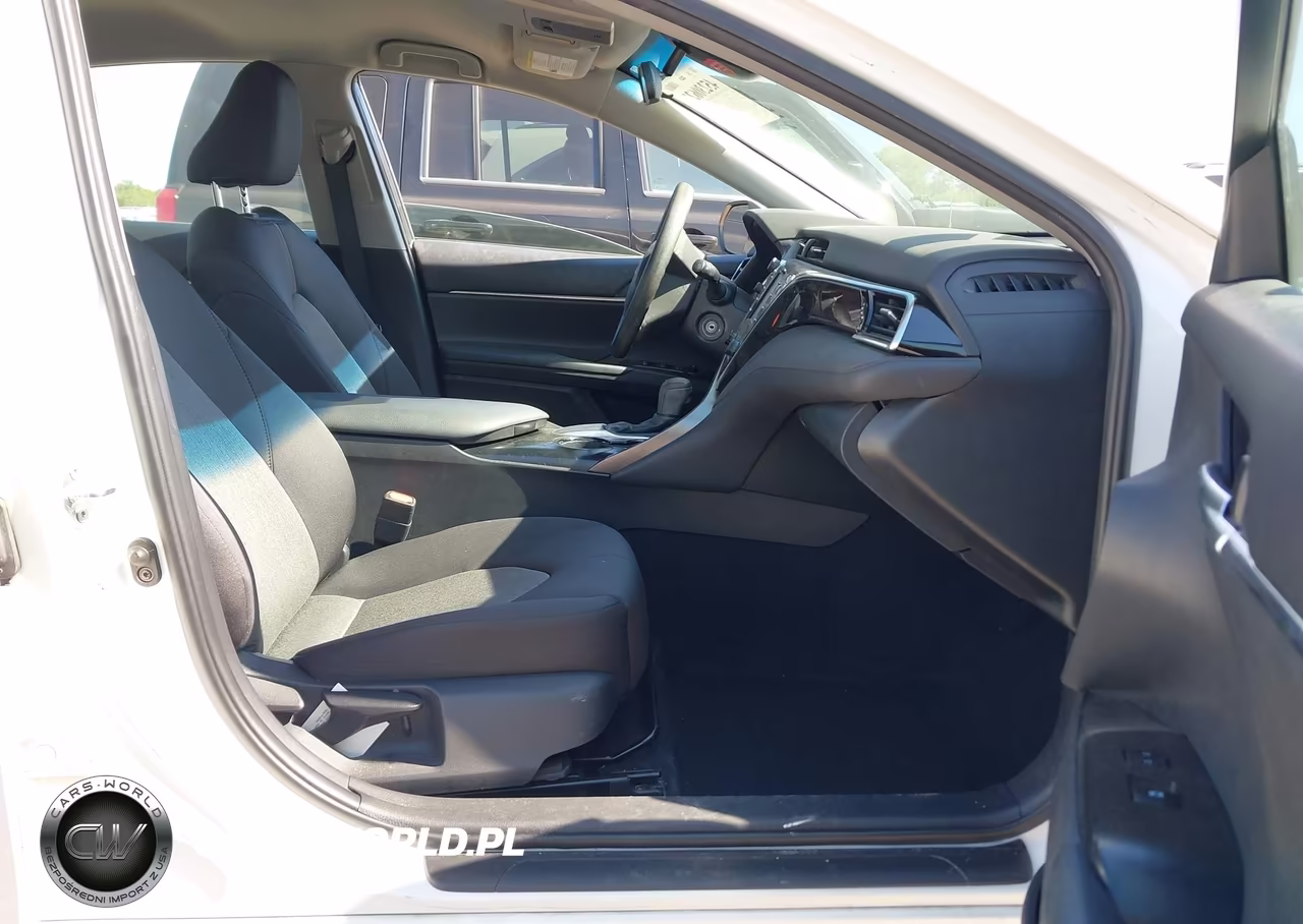 2018 Toyota Camry Le VIN:4T1B11HK2JU624339 - 5
