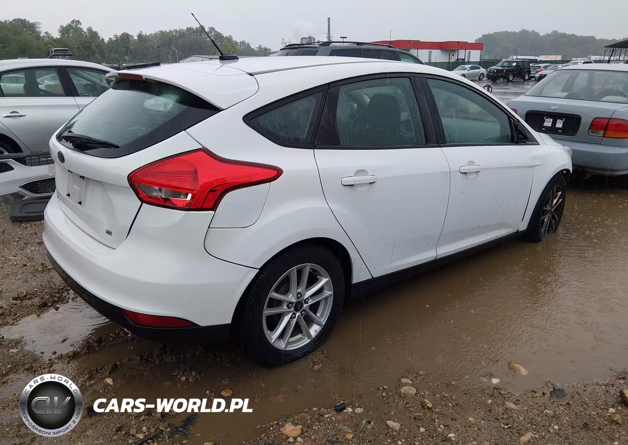 2015 Ford Focus Se VIN:1FADP3K27FL301049 - 4