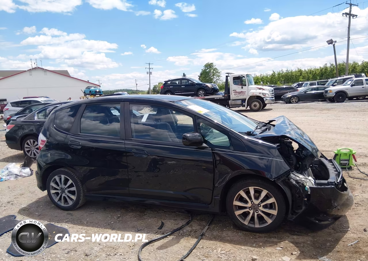 2013 Honda Fit Sport VIN:JHMGE8H5XDC066072 - 13