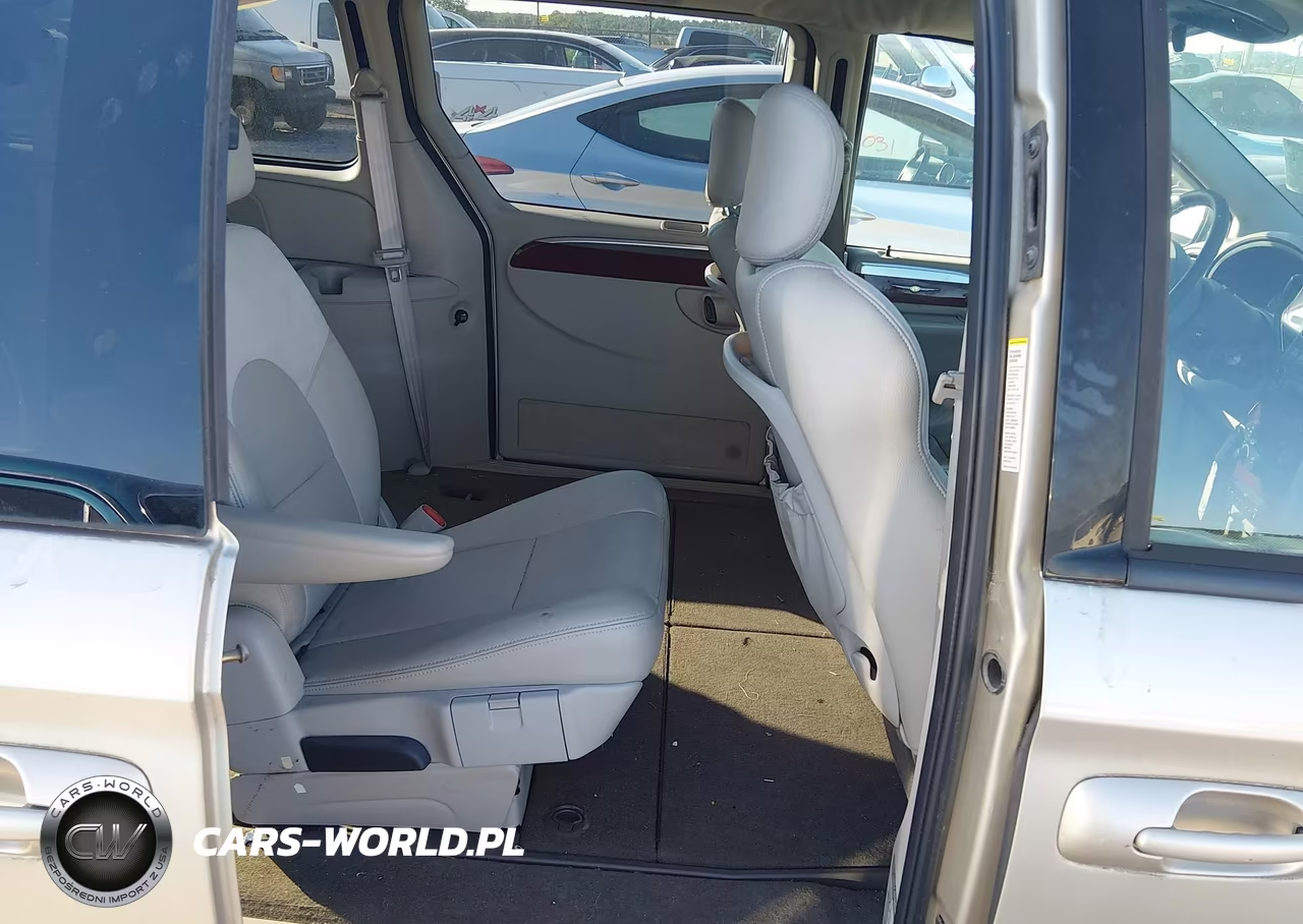 2005 Chrysler Town & Country Limited VIN:2C4GP64L25R136080 - 8