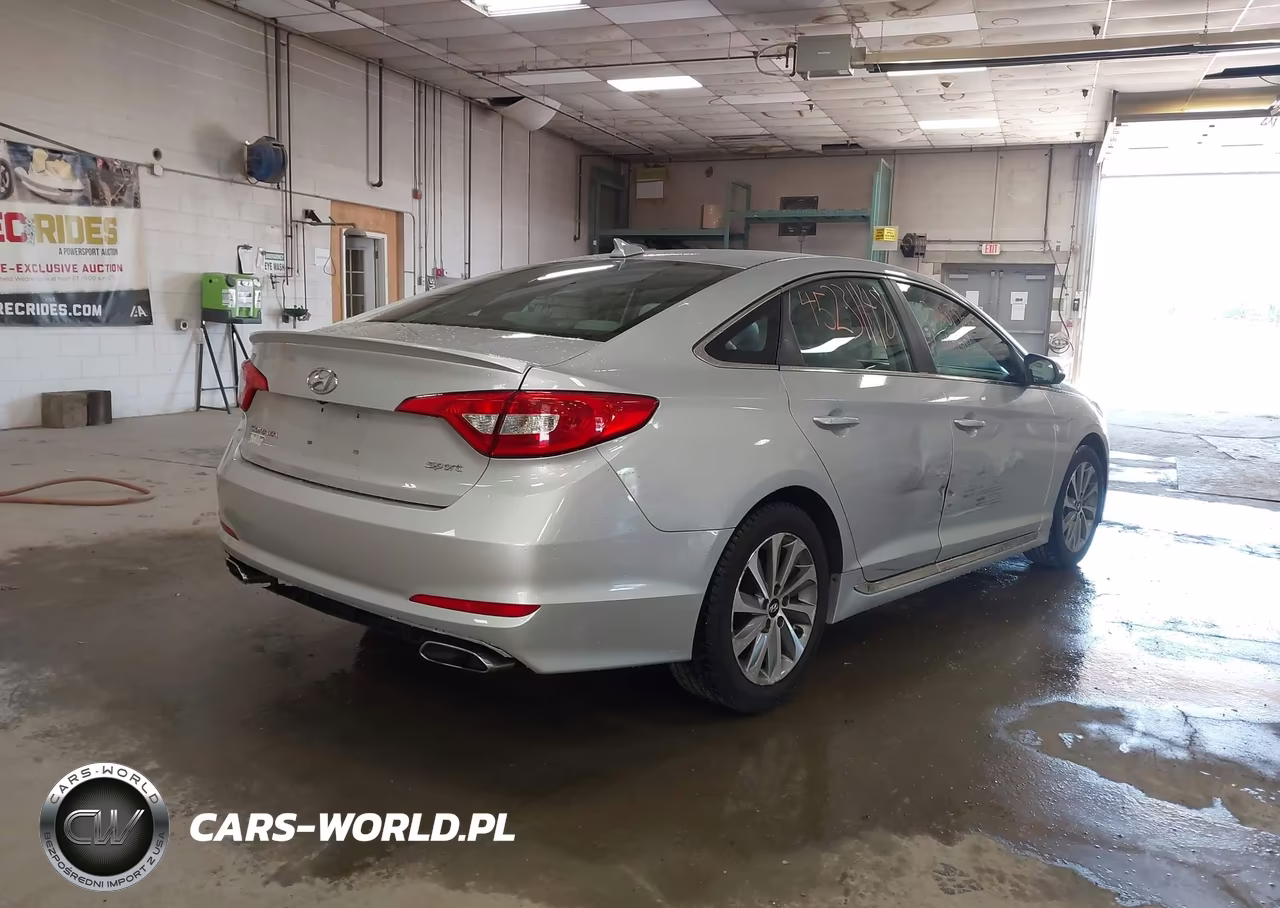 2016 Hyundai Sonata Sport VIN:5NPE34AF5GH288179 - 4