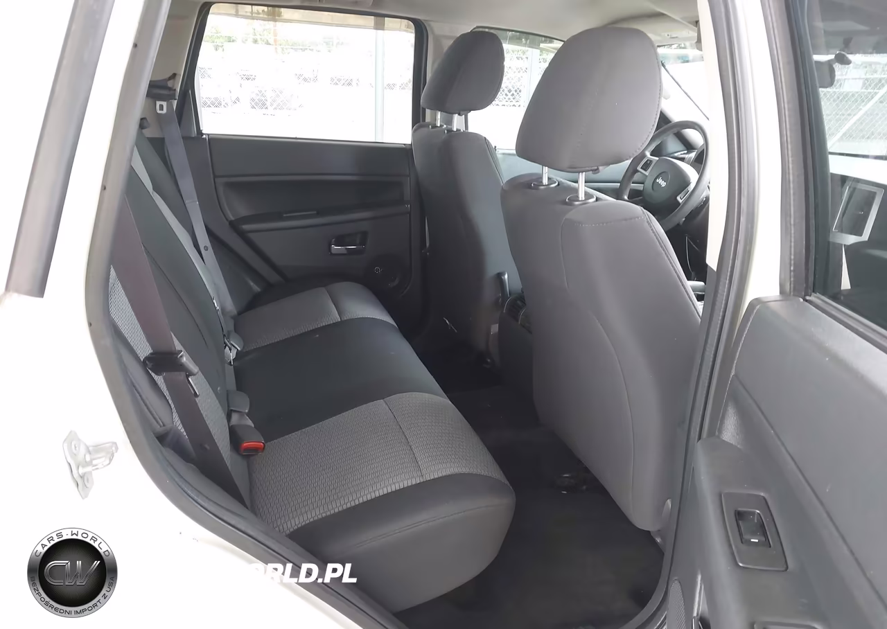 2010 Jeep Grand Cherokee Laredo VIN:1J4PR4GK2AC114319 - 8