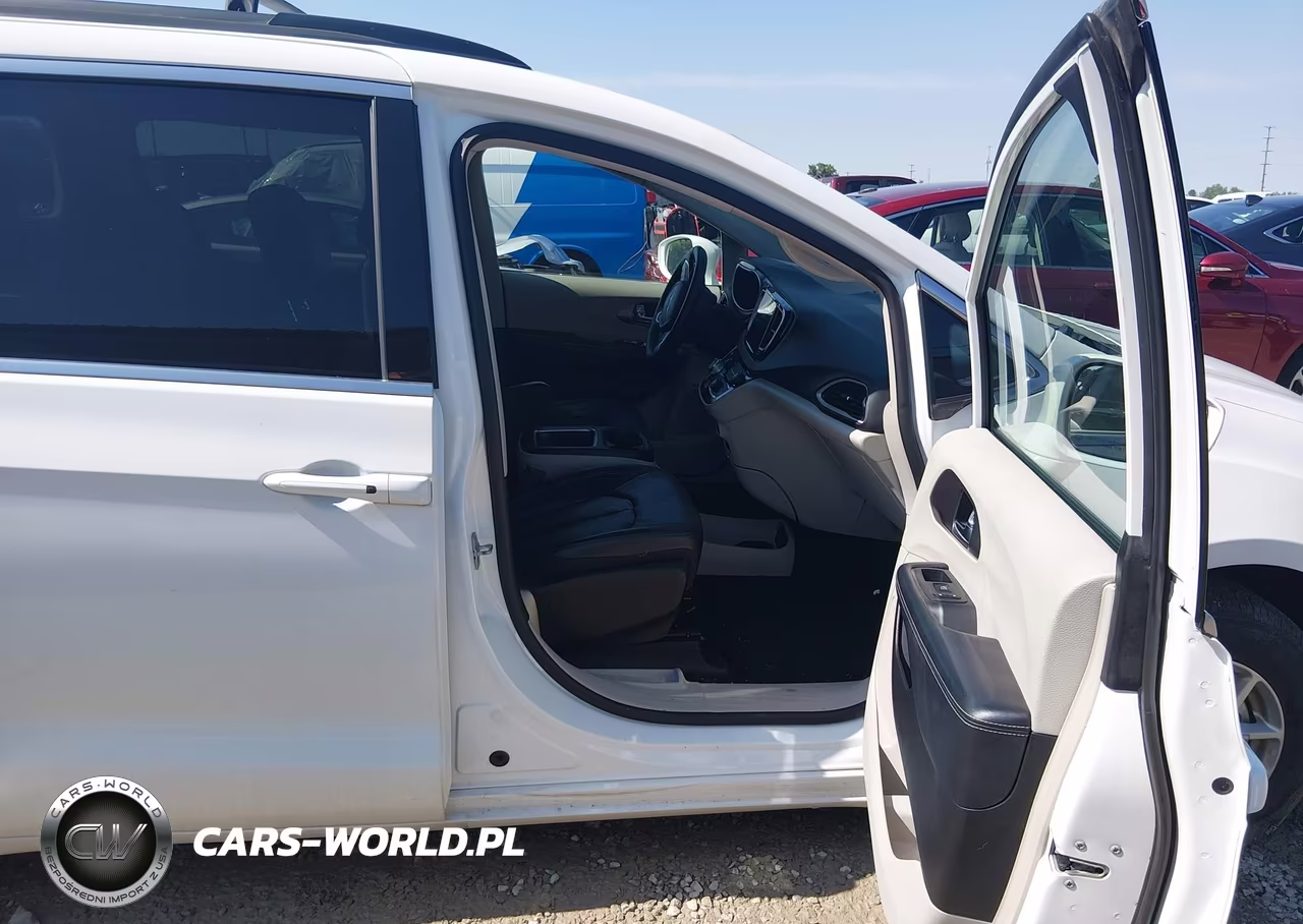 2022 Chrysler Pacifica Touring L VIN:2C4RC1BG8NR136002 - 5