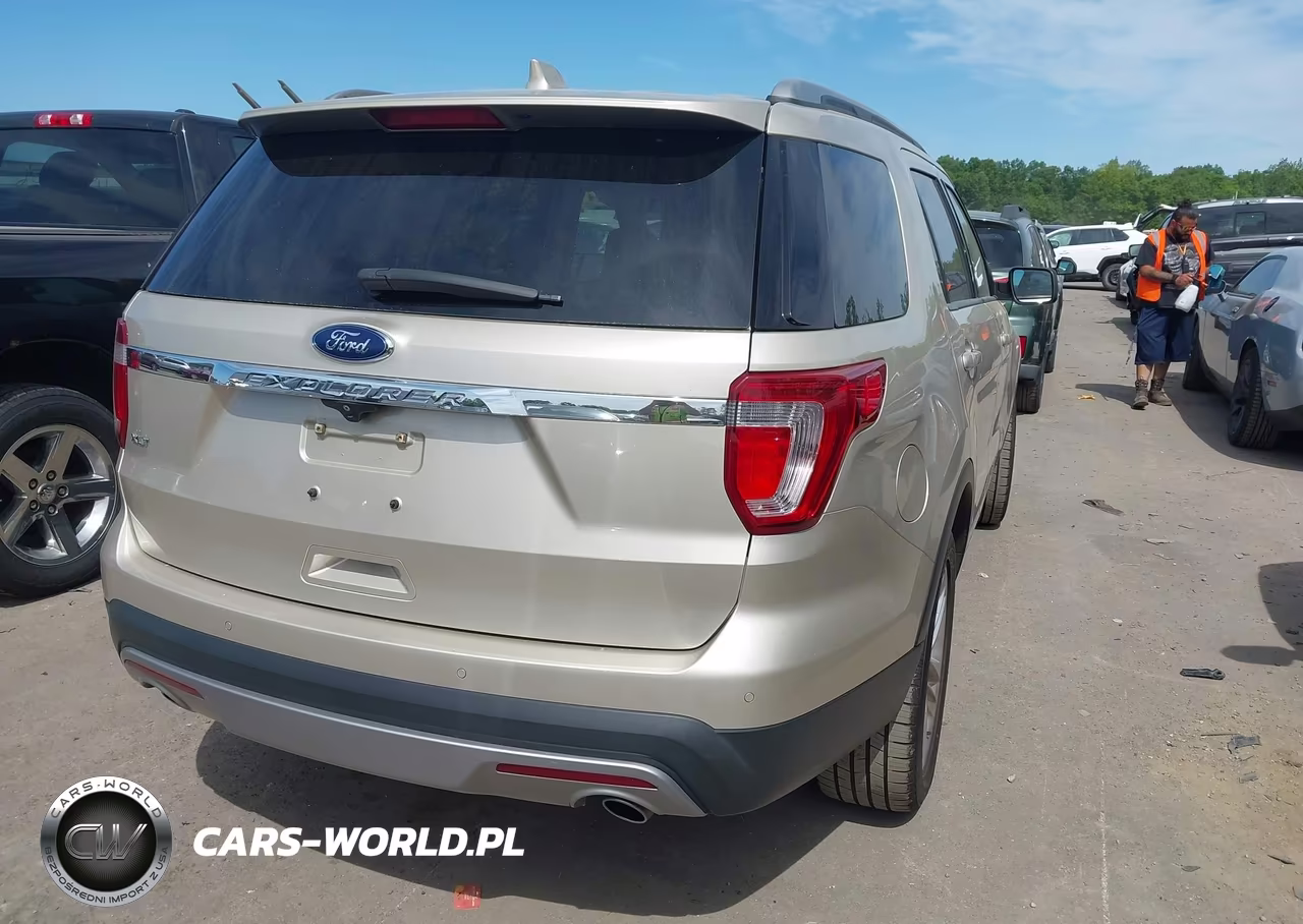 2017 Ford Explorer Xlt VIN:1FM5K7D88HGA67355 - 4