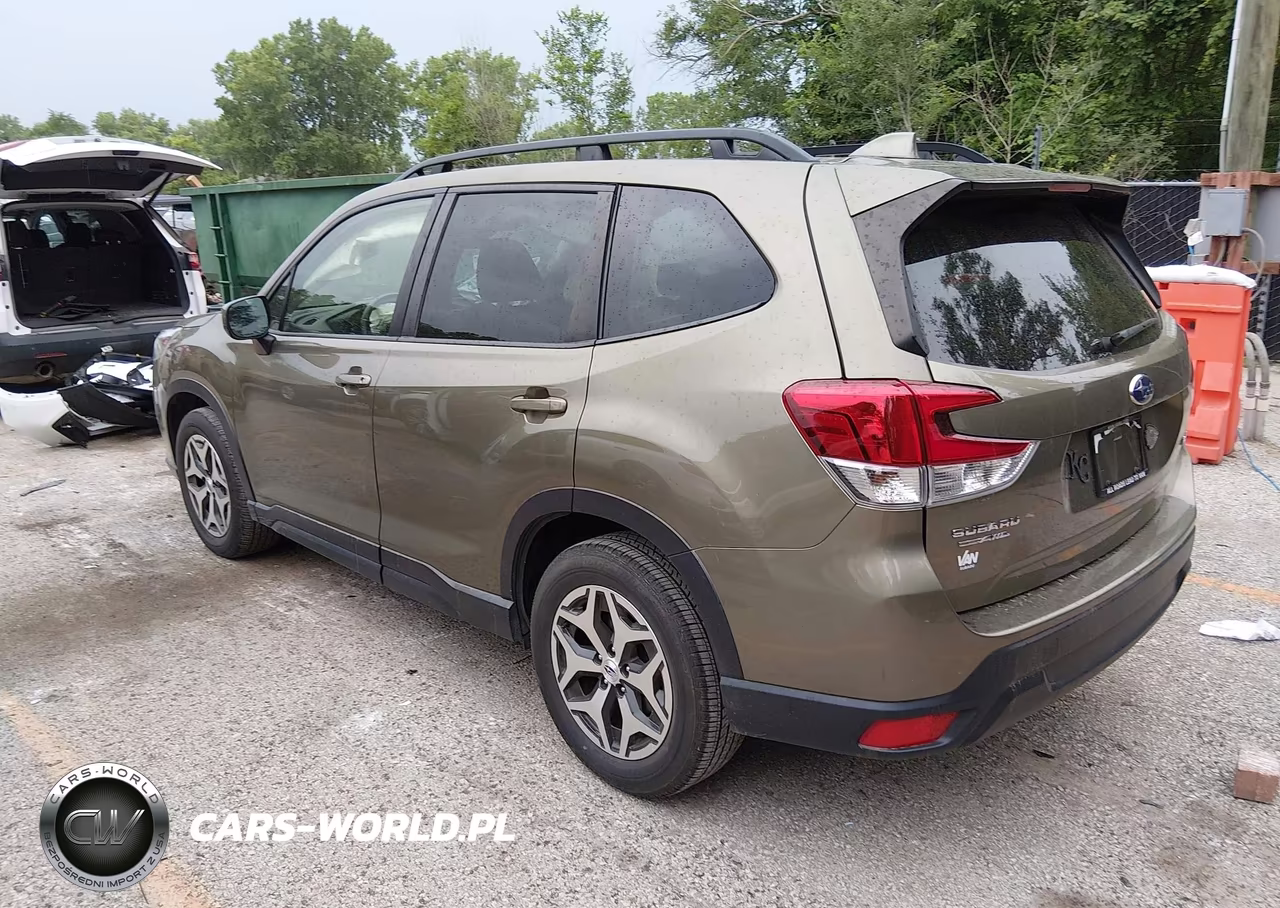 2023 Subaru Forester Premium VIN:JF2SKADC2PH406212 - 3