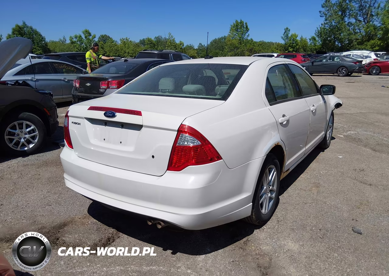 2012 Ford Fusion S VIN:3FAHP0GA1CR381557 - 4
