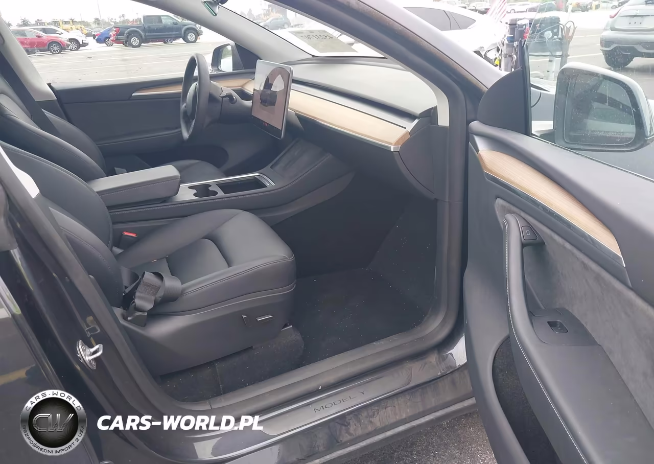 2025 Tesla Model Y Long Range Dual Motor Rear-Wheel Drive VIN:7SAYGDED3SA370803 - 5