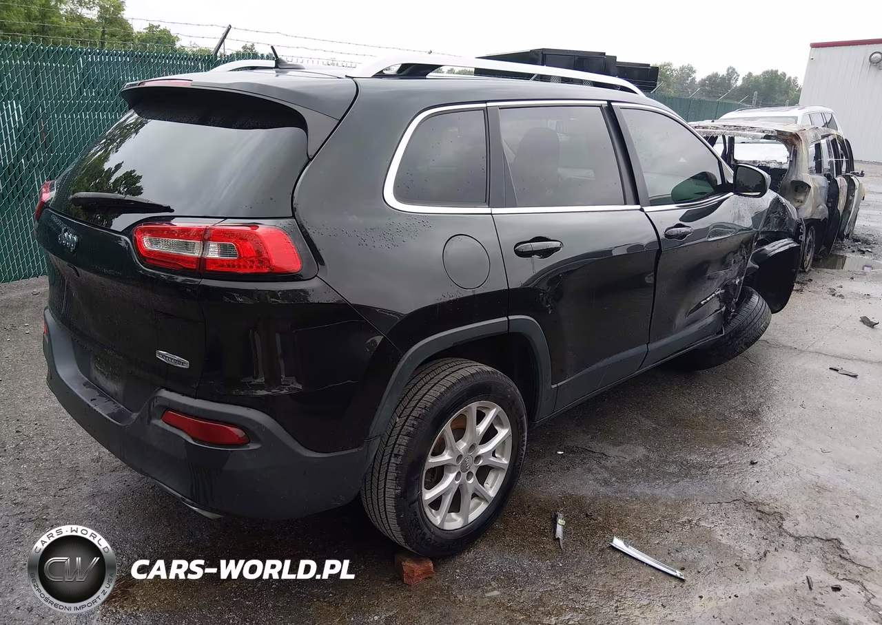 2015 Jeep Cherokee Latitude VIN:1C4PJLCS2FW643501 - 4