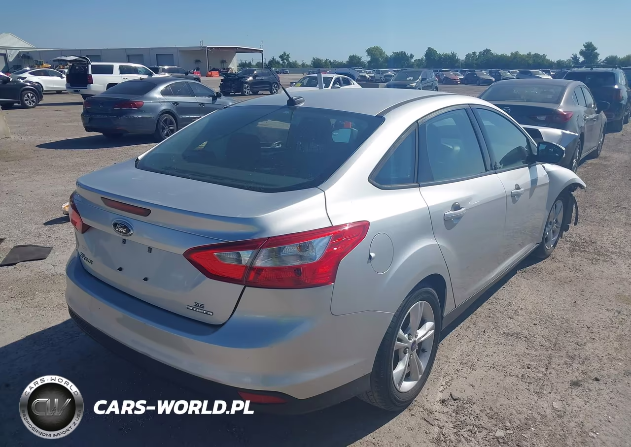 2014 Ford Focus Se VIN:1FADP3F24EL412621 - 4
