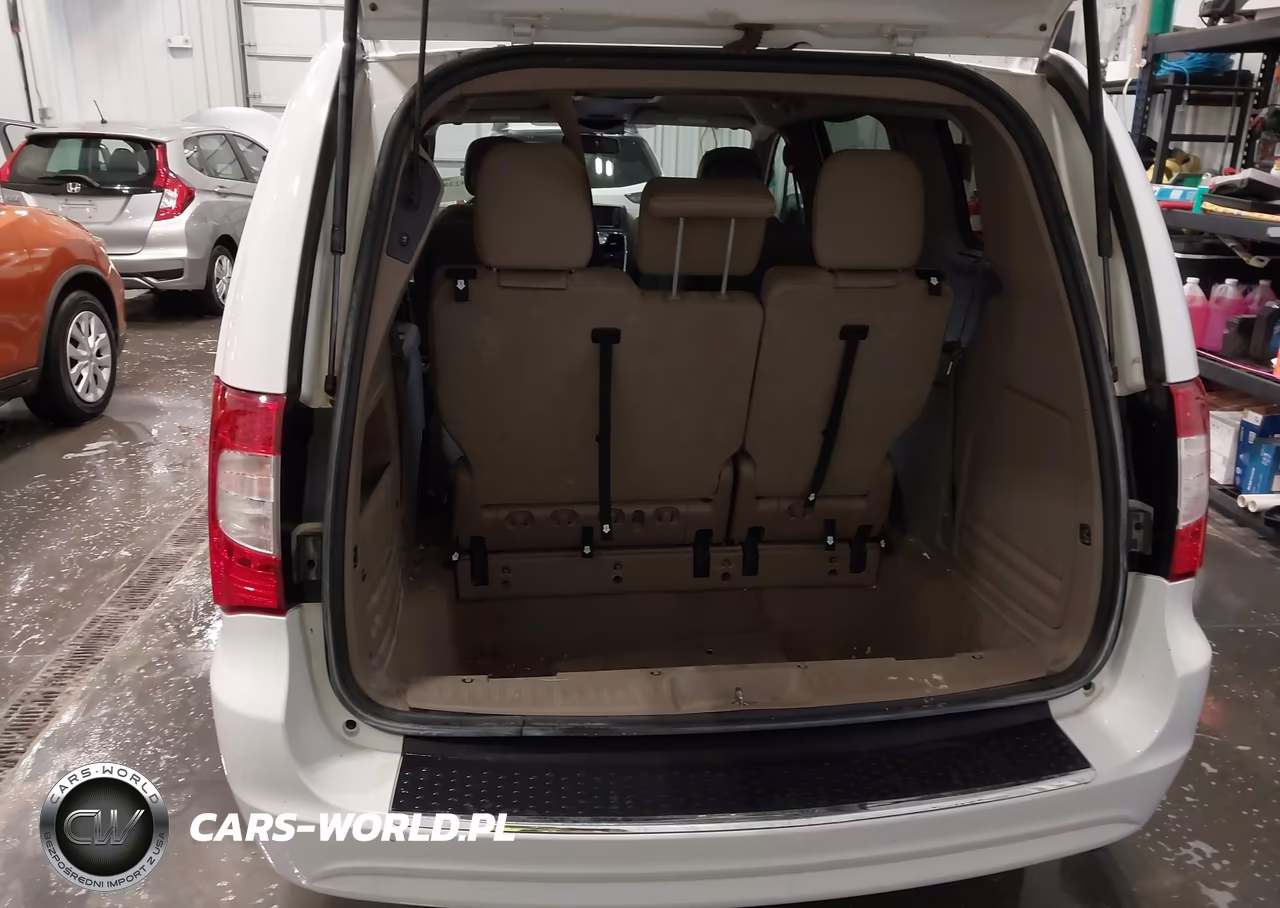 2015 Chrysler Town & Country Touring VIN:2C4RC1BG5FR563087 - 17