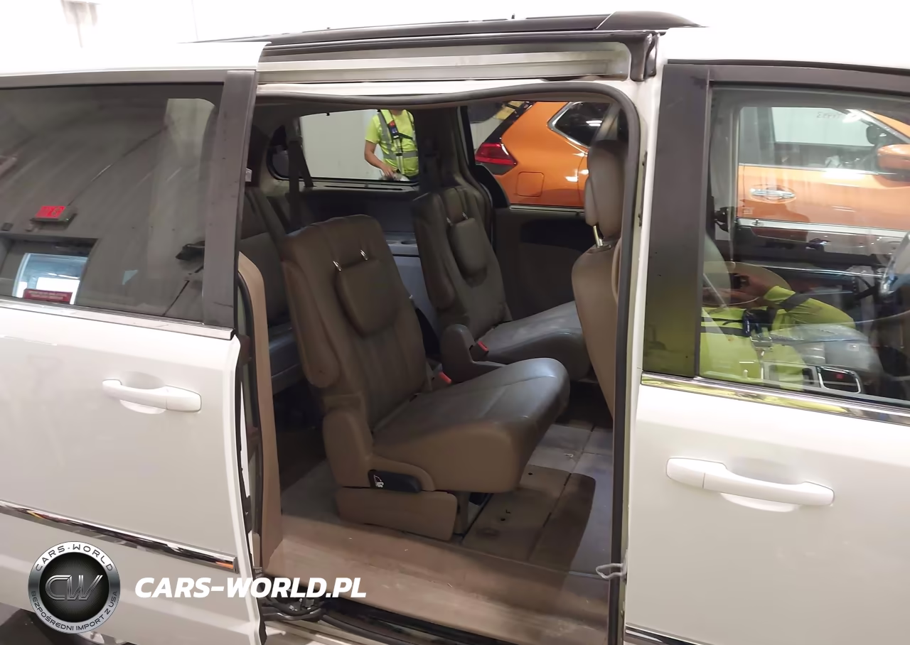 2015 Chrysler Town & Country Touring VIN:2C4RC1BG5FR563087 - 8