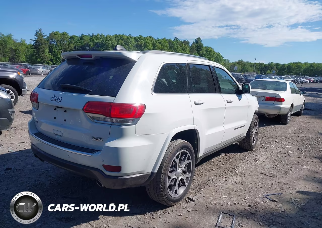 2018 Jeep Grand Cherokee Sterling Edition 4X4 VIN:1C4RJFBG1JC102702 - 4