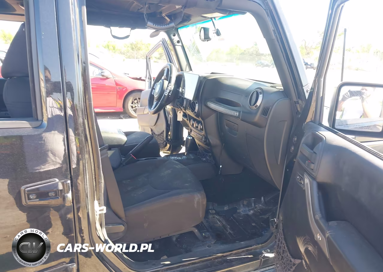2015 Jeep Wrangler Unlimited Sport VIN:1C4BJWDG2FL695279 - 5