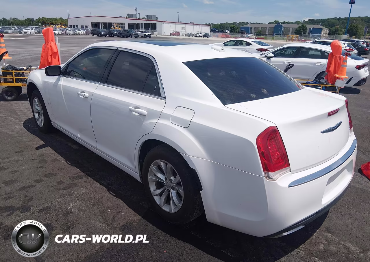 2015 Chrysler 300 Limited VIN:2C3CCAAG2FH929847 - 3