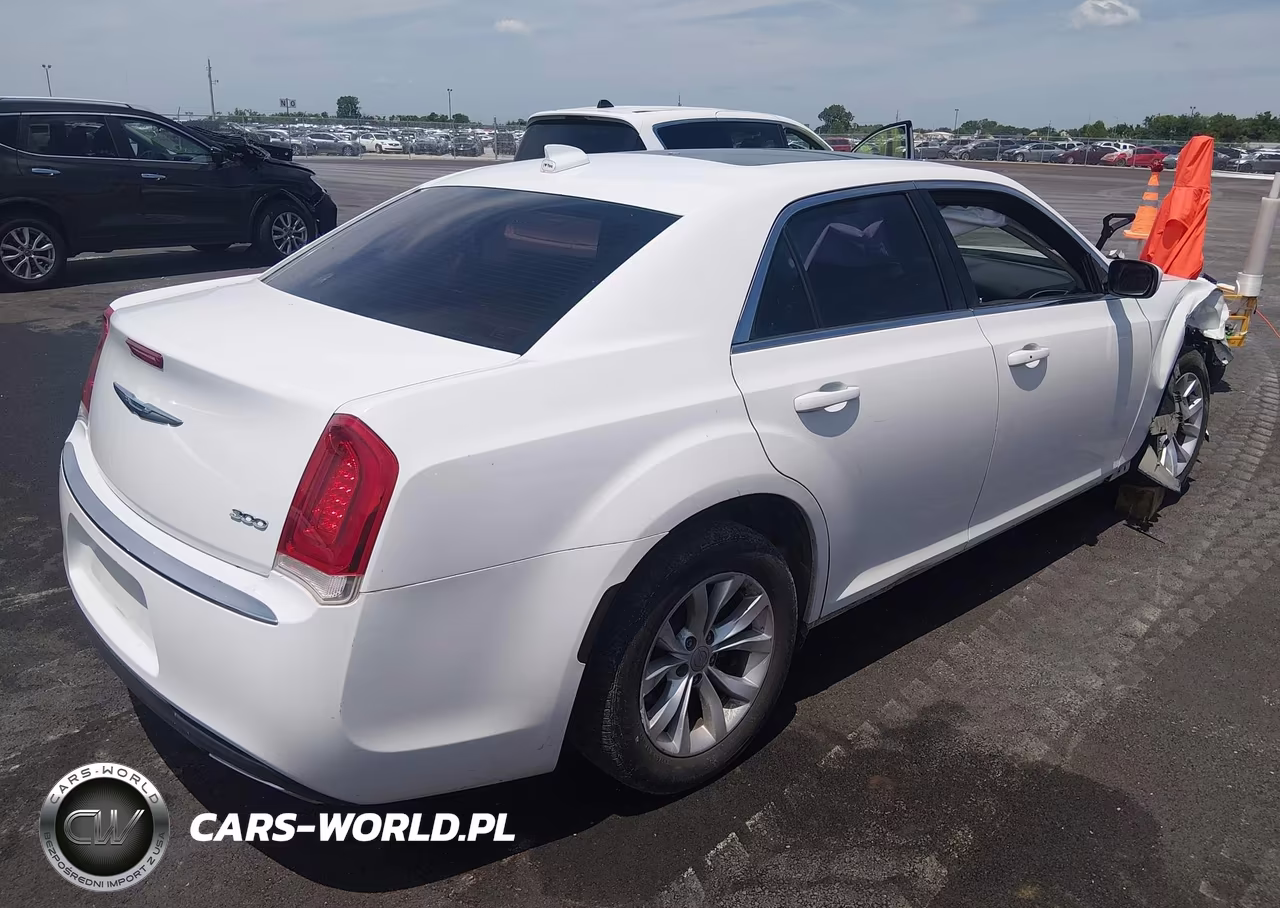 2015 Chrysler 300 Limited VIN:2C3CCAAG2FH929847 - 4