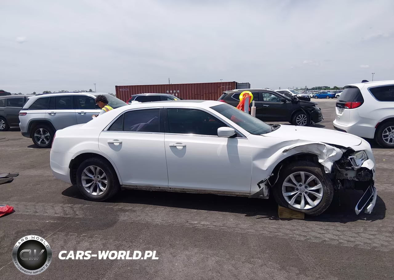 2015 Chrysler 300 Limited VIN:2C3CCAAG2FH929847 - 6